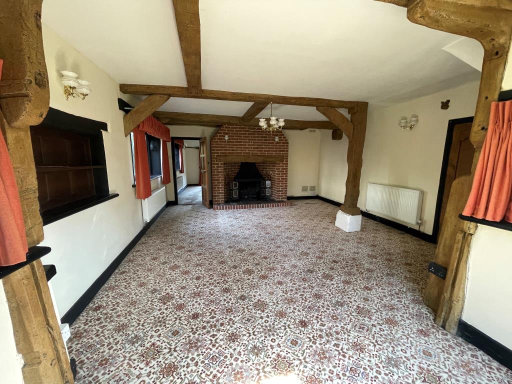 Lot: 118 - SUBSTANTIAL PERIOD PROPERTY FOR UPDATING IN DESIRABLE LOCATION - Dining room with exposed beams and fire place